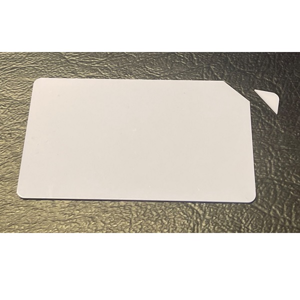 Bilde av Blank white card with corner breakaway  - CR80. 70102055 (DE,SE,NO,FI,RO,PL)